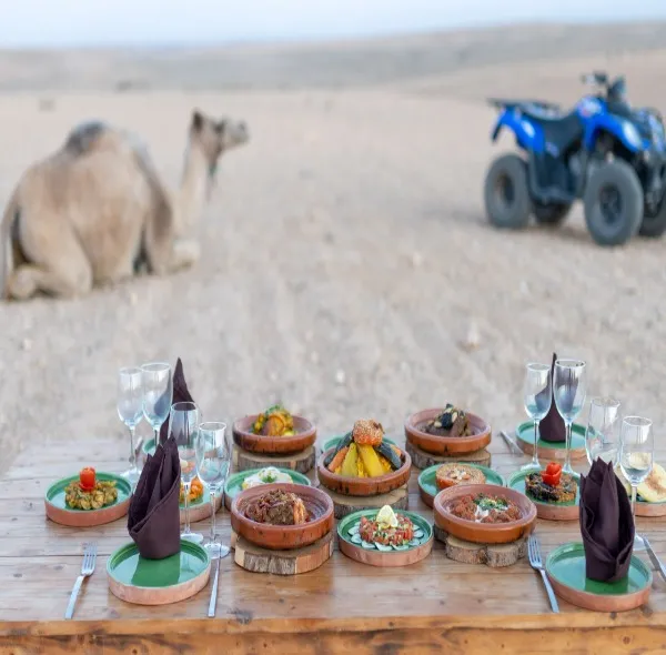 Pranzo e piscina ad Agafay - vista del deserto di Agafay